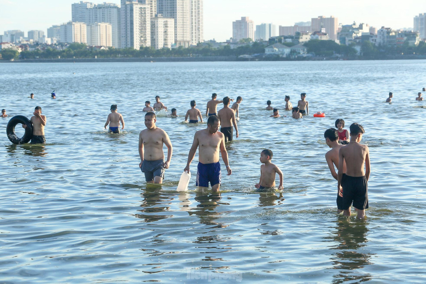 Đoạn hồ thuộc phố Quảng Bá (phường Quảng An, quận Tây Hồ) là nơi người dân lựa chọn bơi lội, vì cho rằng mực nước ở đoạn hồ này không quá sâu. - Ảnh: TPO Đoạn hồ thuộc phố Quảng Bá (phường Quảng An, quận Tây Hồ) là nơi người dân lựa chọn bơi lội, vì cho rằng mực nước ở đoạn hồ này không quá sâu. - Ảnh: TPO