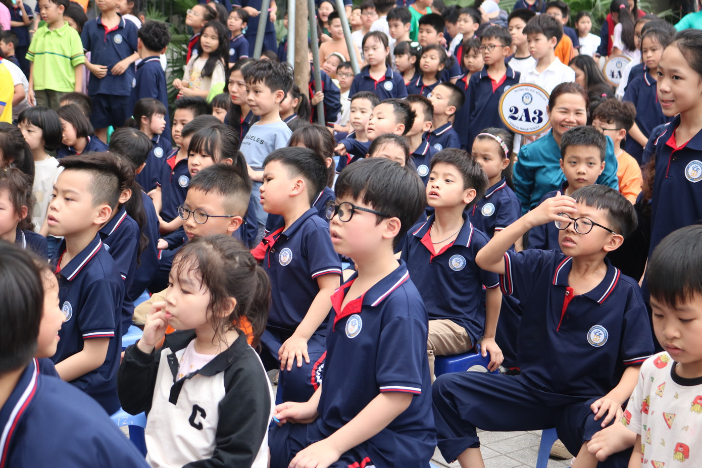 Tween chăm chú theo dõi từng tiết mục, cổ vũ cuồng nhiệt.