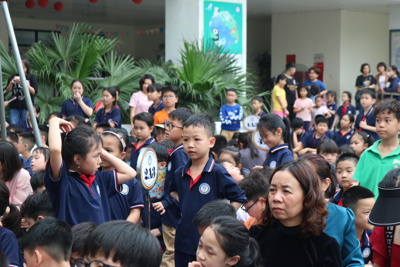 Tween chăm chú theo dõi từng tiết mục, cổ vũ cuồng nhiệt.