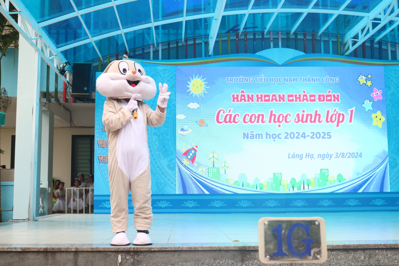 Bạn Thỏ Xám xuất hiện trong tiếng hò reo bất ngờ của tween. Các bạn nhỏ được giao lưu, chơi một vài trò chơi nhỏ với người bạn này.