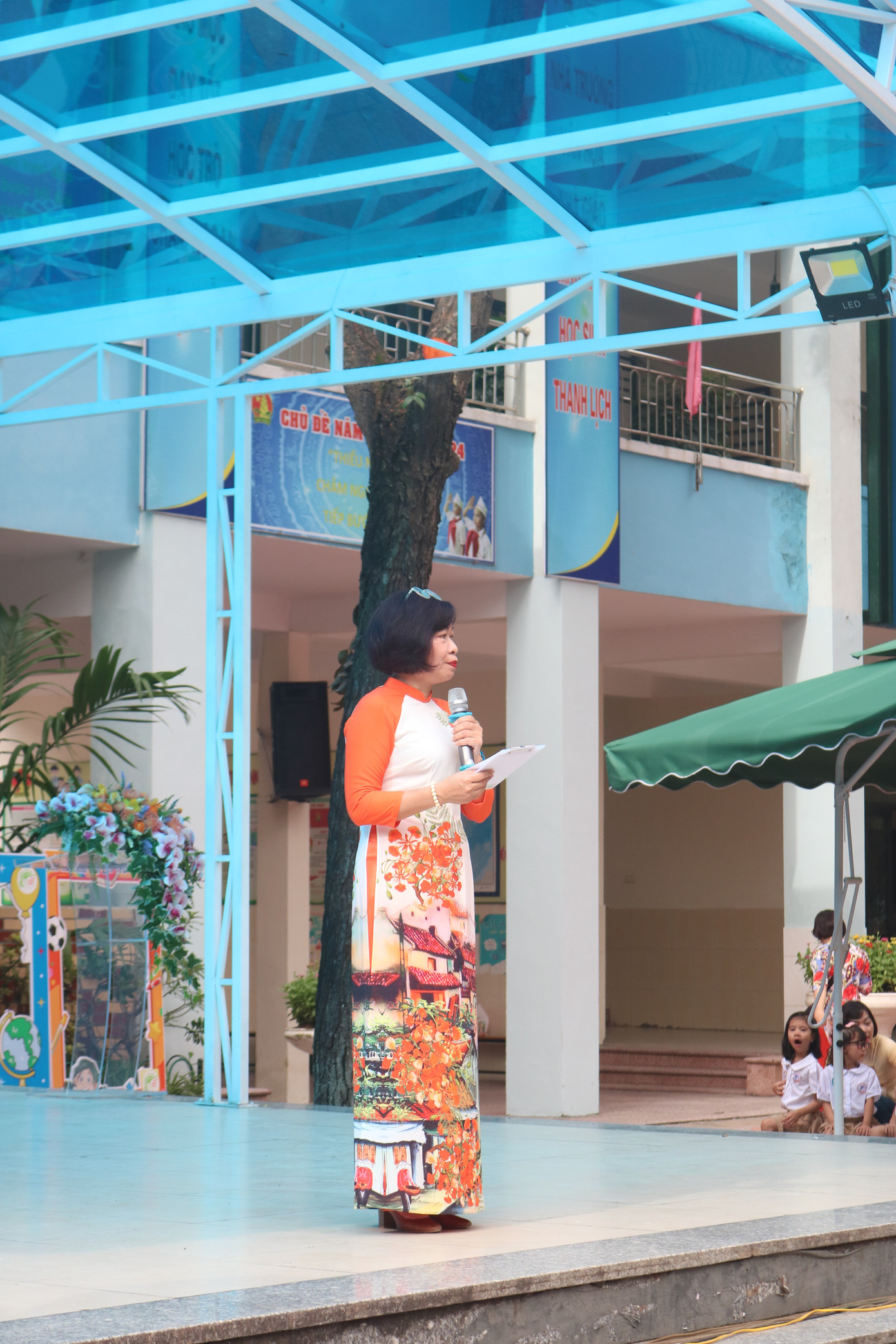 Cô Tổng phụ trách Trần Minh Tâm đảm nhiệm vai trò dẫn dắt.