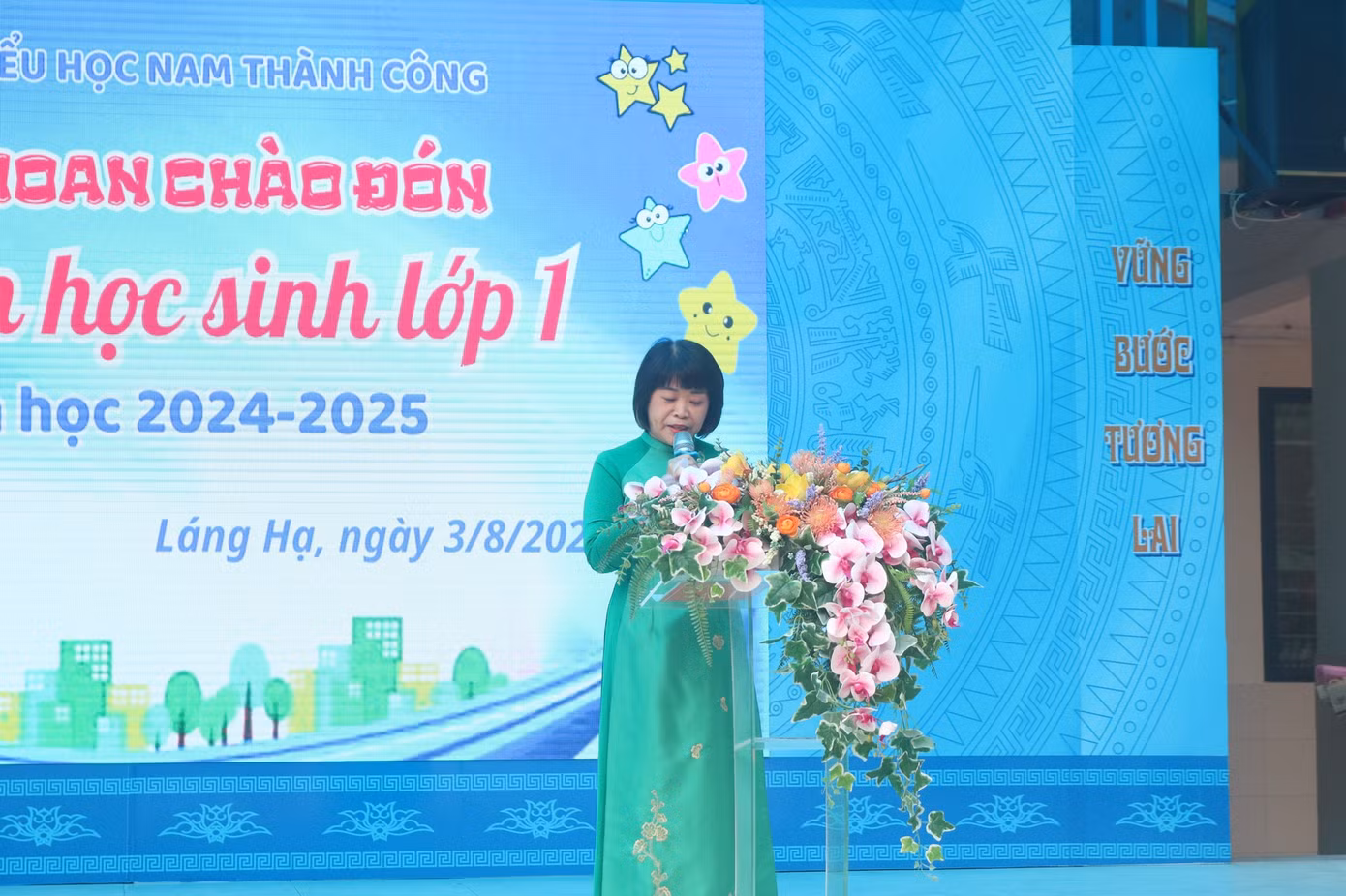 Cô Phạm Thị Phúc - Hiệu trưởng nhà trường gửi lời chào và nhắn nhủ tới các "út cưng" về thời gian 5 năm học tập tại mái trường Tiểu học Nam Thành Công.