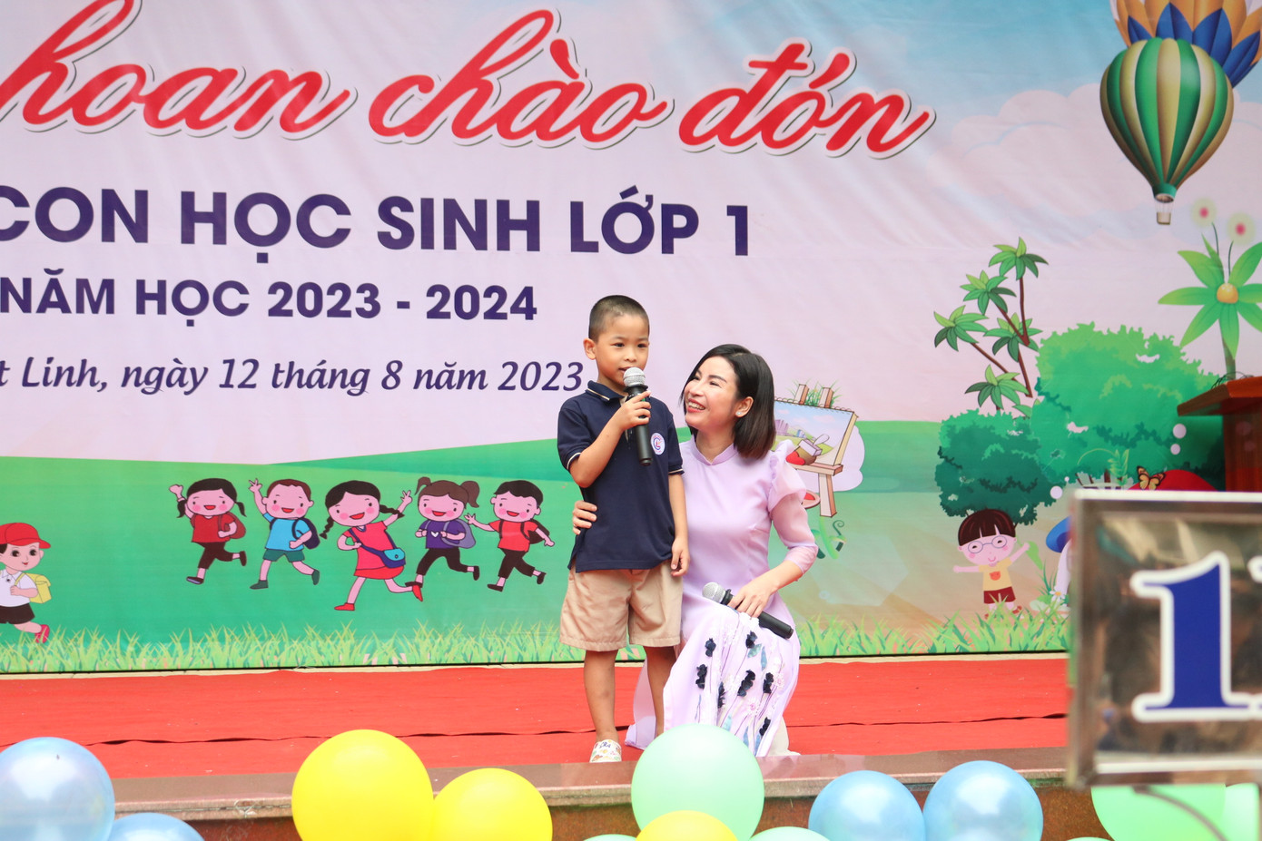 Tạo cơ hội cho các bạn được thỏa sức trải lòng trong sự kiện dành cho riêng mình, cô Tổng phụ trách cũng mời một số bạn nhỏ có mong muốn chia sẻ niềm vui lên sân khấu. Thầy cô lẫn phụ huynh đều "cưng xỉu" với lời nói ngây ngô, trong sáng của tween.