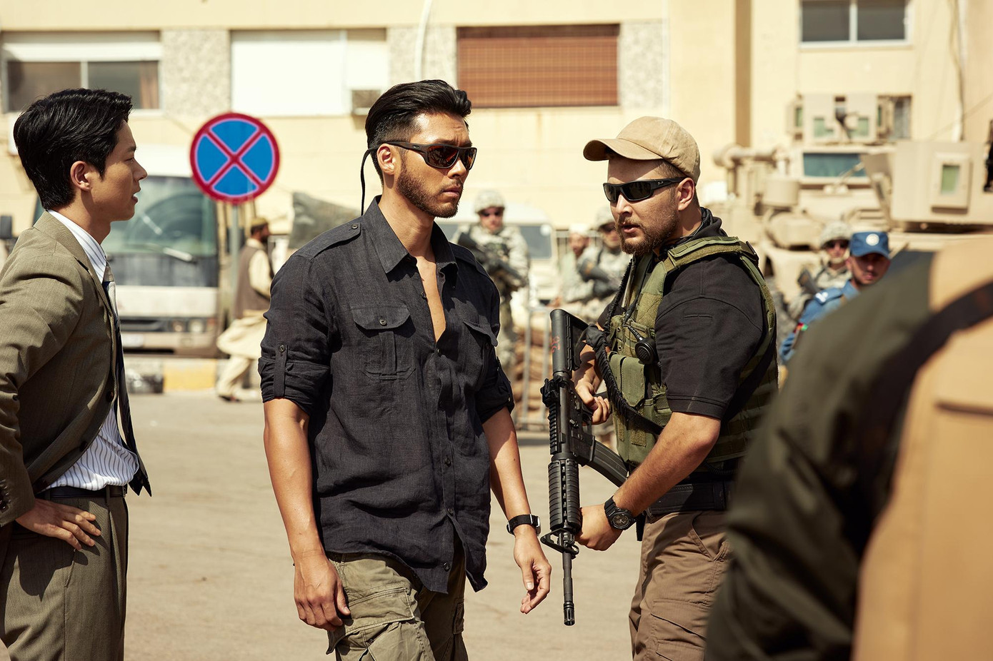 Tạo hình bụi bặm, gai góc của Hyun Bin trong phim mới.