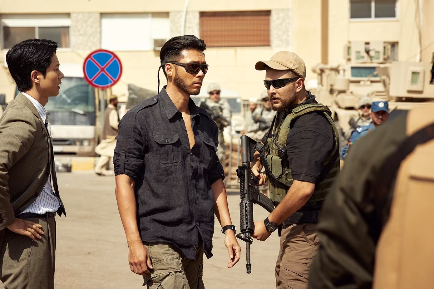 Tạo hình bụi bặm, gai góc của Hyun Bin trong phim mới.