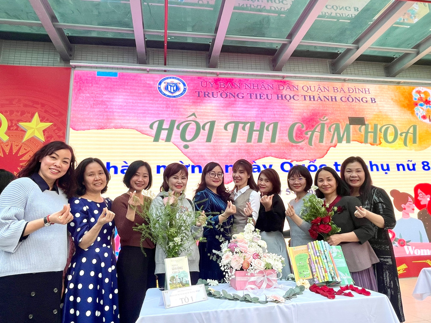 Mỗi đội chuẩn bị một mẫu bình cắm khác nhau để tạo nên những dáng hoa đa dạng. Trà bánh, sách vở... được tận dụng để bày biện, trang trí tăng thêm ý nghĩa. Mỗi đội chuẩn bị một mẫu bình cắm khác nhau để tạo nên những dáng hoa đa dạng. Trà bánh, sách vở... được tận dụng để bày biện, trang trí tăng thêm ý nghĩa.