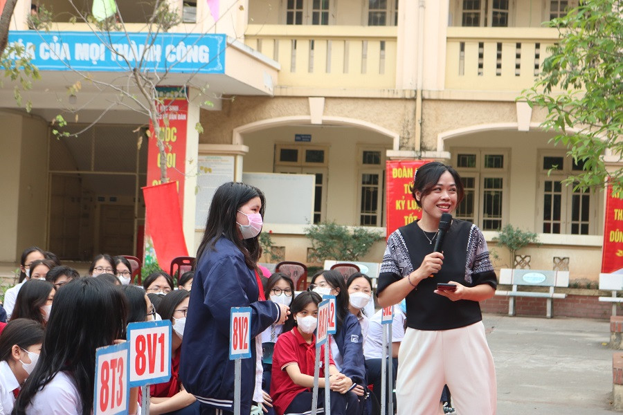 Những câu đố vui khiến ngày hội của trường THCS Bế Văn Đàn trở nên nhộn nhịp hơn.