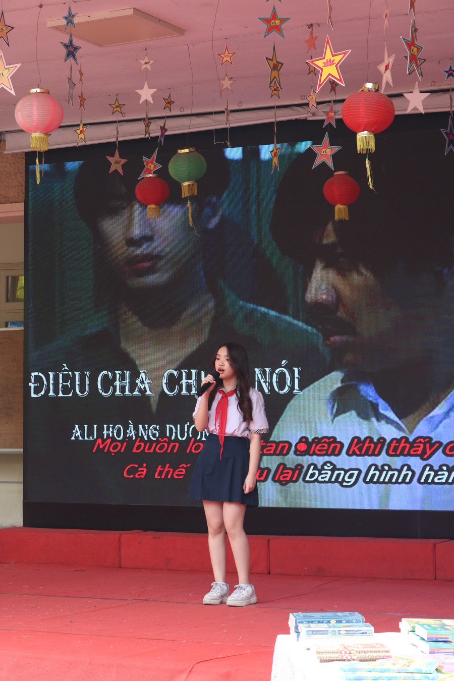 Sau phần giới thiệu cuốn sách Bố con cá gai, tween lớp 8T1 còn dành tặng khán giả ca khúc Điều Cha Chưa Nói khiến bầu không khí lắng lại, xúc động với câu chuyện tình phụ tử.