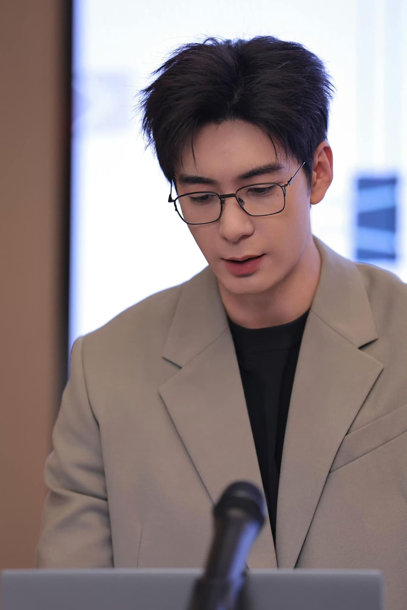 Sự trở lại với hình tượng mới mẻ này không chỉ khiến khán giả bất ngờ mà còn khẳng định sự linh hoạt trong khả năng diễn xuất của anh.