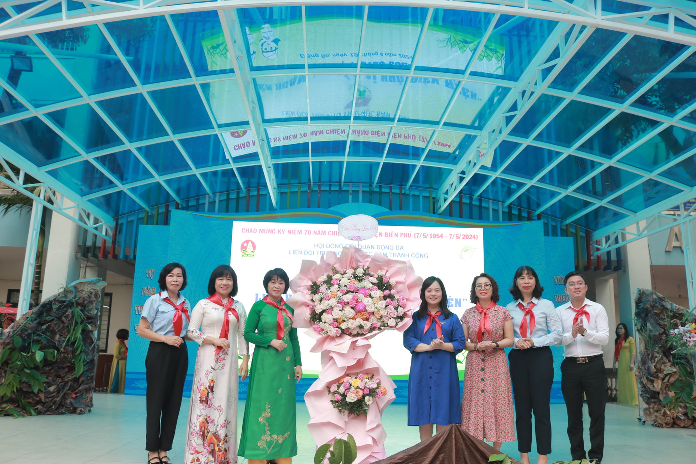 Đại diện phía trường Tiểu học Nam Thành Công nhận hoa từ đại biểu. Đại diện phía trường Tiểu học Nam Thành Công nhận hoa từ đại biểu.