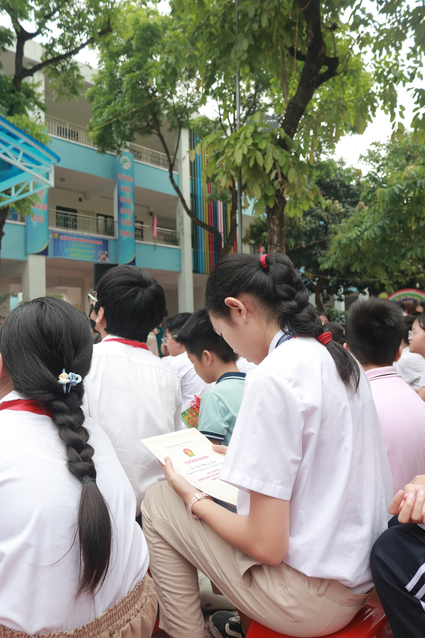 Tween mê mẩn, ngắm nhìn và nghiền ngẫm cuốn sách được tặng ngay khi về chỗ ngồi. Tween mê mẩn, ngắm nhìn và nghiền ngẫm cuốn sách được tặng ngay khi về chỗ ngồi.