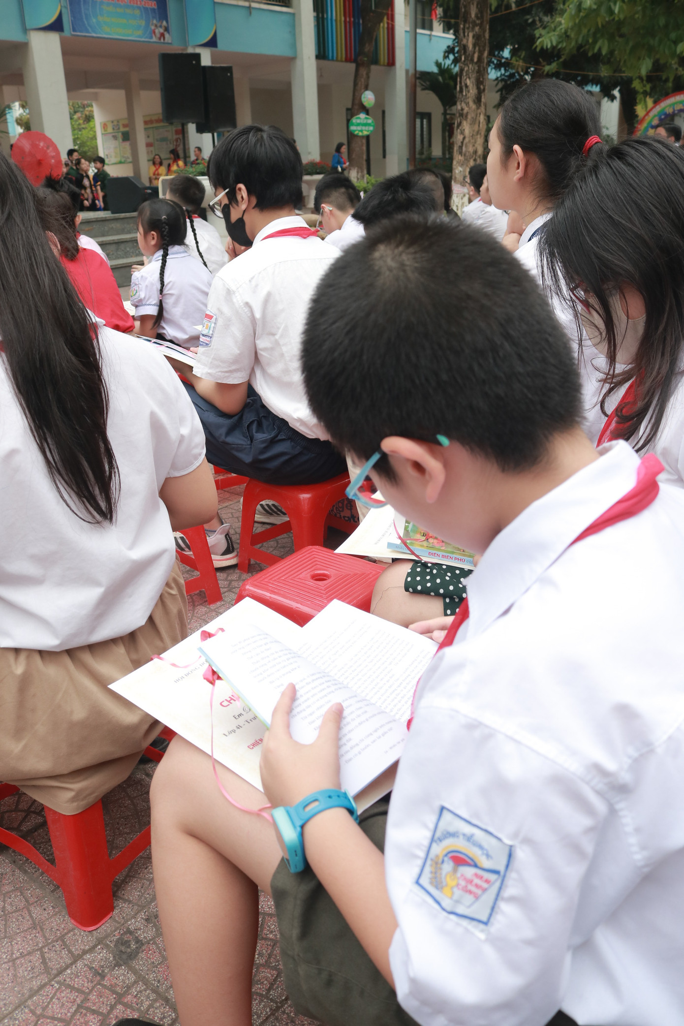 Tween mê mẩn, ngắm nhìn và nghiền ngẫm cuốn sách được tặng ngay khi về chỗ ngồi. Tween mê mẩn, ngắm nhìn và nghiền ngẫm cuốn sách được tặng ngay khi về chỗ ngồi.