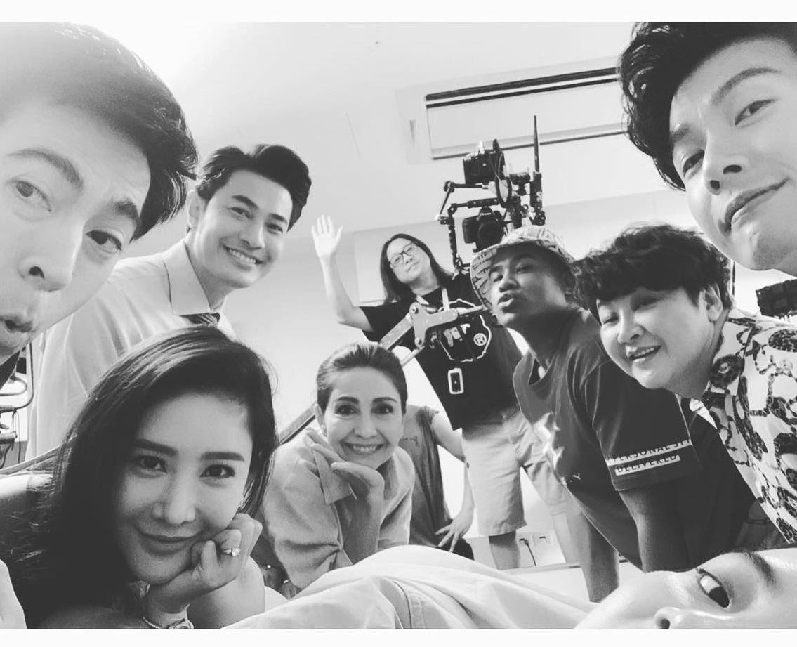 Khoảnh khắc hậu trường của nữ diễn viên Tangmo với đoàn phim được Baifern đăng tải. Khoảnh khắc hậu trường của nữ diễn viên Tangmo với đoàn phim được Baifern đăng tải.