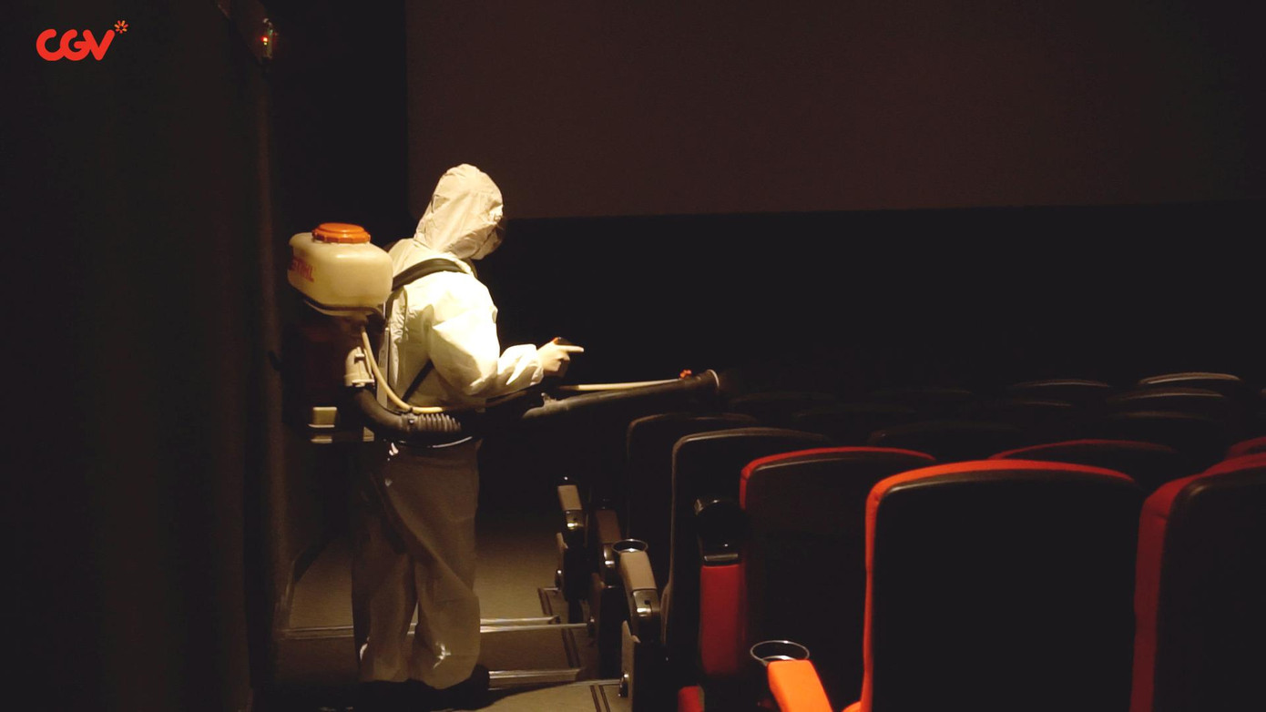 Cụm rạp CGV tại Hà Nội tiến hành phun khử khuẩn. Nhân viên làm việc tại rạp đã được tiêm vắc-xin COVID-19 đầy đủ, trang bị đầy đủ dụng cụ dụng cụ bảo hộ...