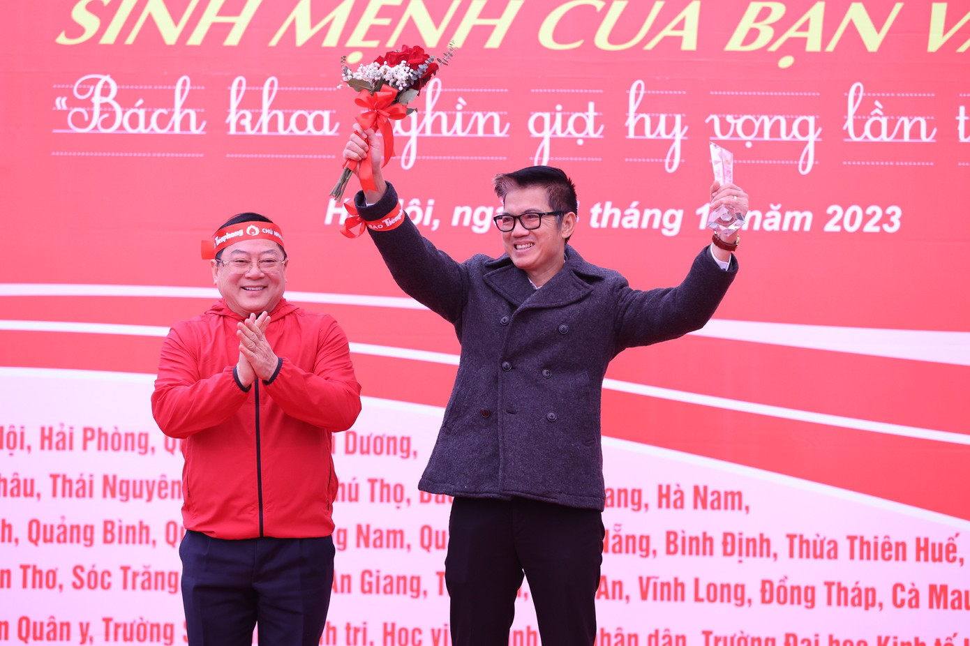 TBT Lê Xuân Sơn tặng hoa và kỷ niệm chương cho người khởi xướng Chủ Nhật Đỏ - nguyên TBT báo Tiền Phong/ nhà báo Đoàn Công Huynh. Ảnh: Trọng Tài TBT Lê Xuân Sơn tặng hoa và kỷ niệm chương cho người khởi xướng Chủ Nhật Đỏ - nguyên TBT báo Tiền Phong/ nhà báo Đoàn Công Huynh. Ảnh: Trọng Tài