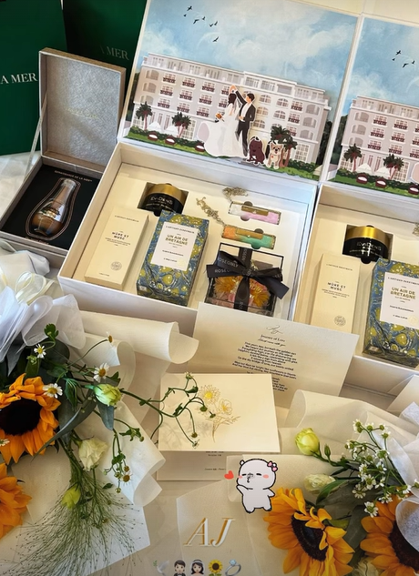 Hướng dương bao phủ không gian hôn lễ của Trần Kiều Ân và Alan. Set quà được khách mời tiết lộ cho thấy độ chịu chi của cô dâu, chú rể. Hướng dương bao phủ không gian hôn lễ của Trần Kiều Ân và Alan. Set quà được khách mời tiết lộ cho thấy độ chịu chi của cô dâu, chú rể.