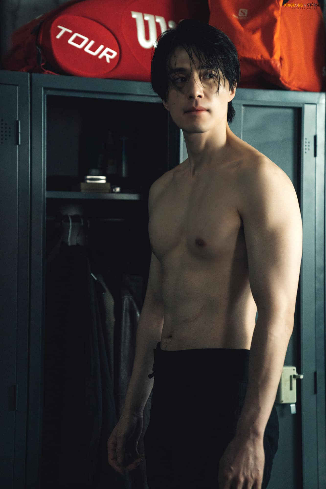 Phân đoạn ở phòng thay đồ viral vì body săn chắc miễn chê của "chú đẹp" Lee Dong Wook. Phân đoạn ở phòng thay đồ viral vì body săn chắc miễn chê của "chú đẹp" Lee Dong Wook.