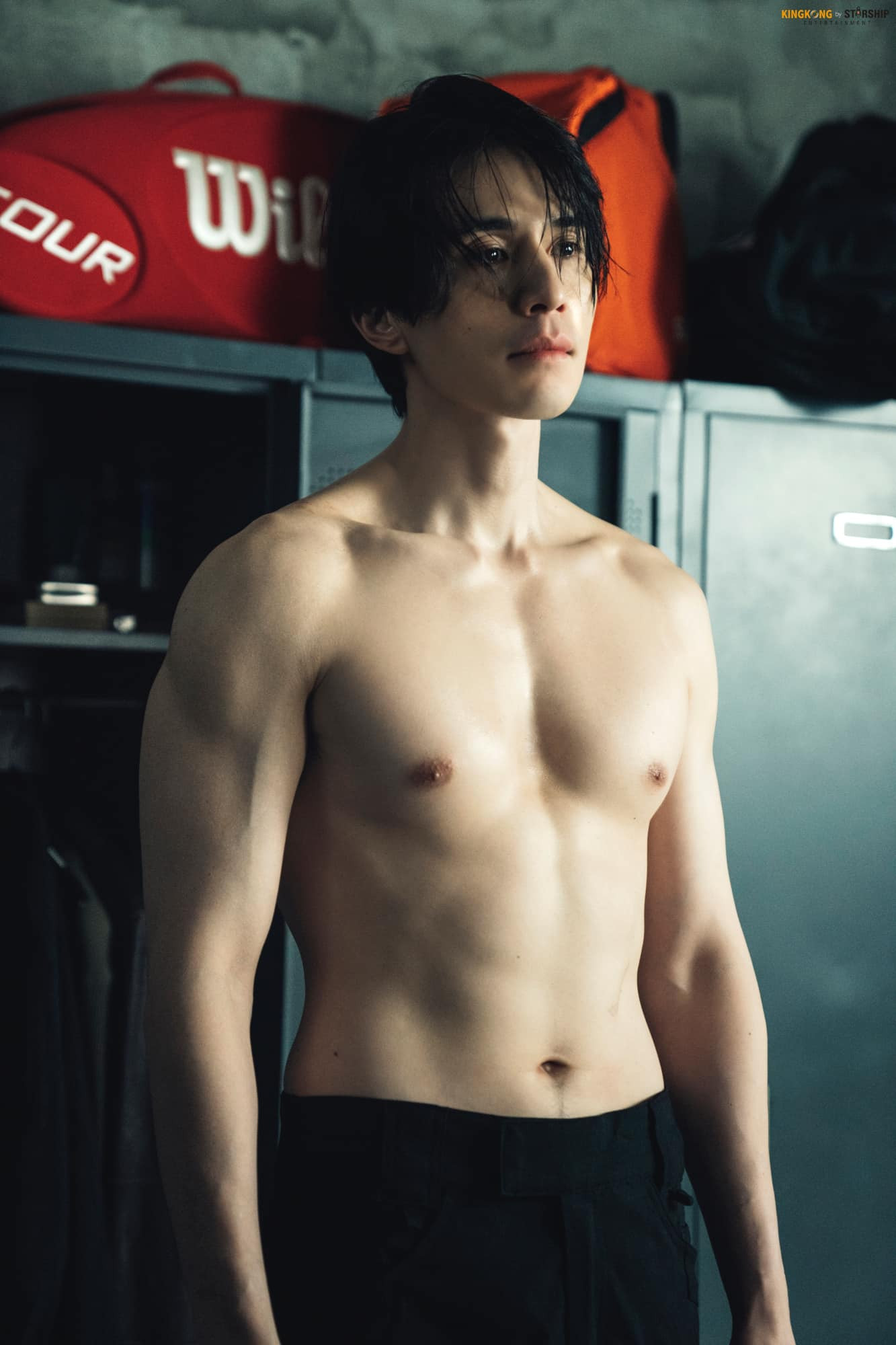 Phân đoạn ở phòng thay đồ viral vì body săn chắc miễn chê của "chú đẹp" Lee Dong Wook. Phân đoạn ở phòng thay đồ viral vì body săn chắc miễn chê của "chú đẹp" Lee Dong Wook.