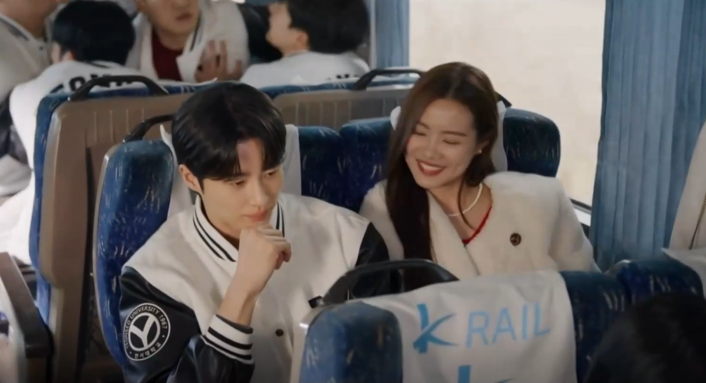 A Jeong xuất hiện lần đầu tiên trong Lovely Runner ở tập 9, là cô gái ngồi cạnh Sun Jae trên tàu. A Jeong xuất hiện lần đầu tiên trong Lovely Runner ở tập 9, là cô gái ngồi cạnh Sun Jae trên tàu.