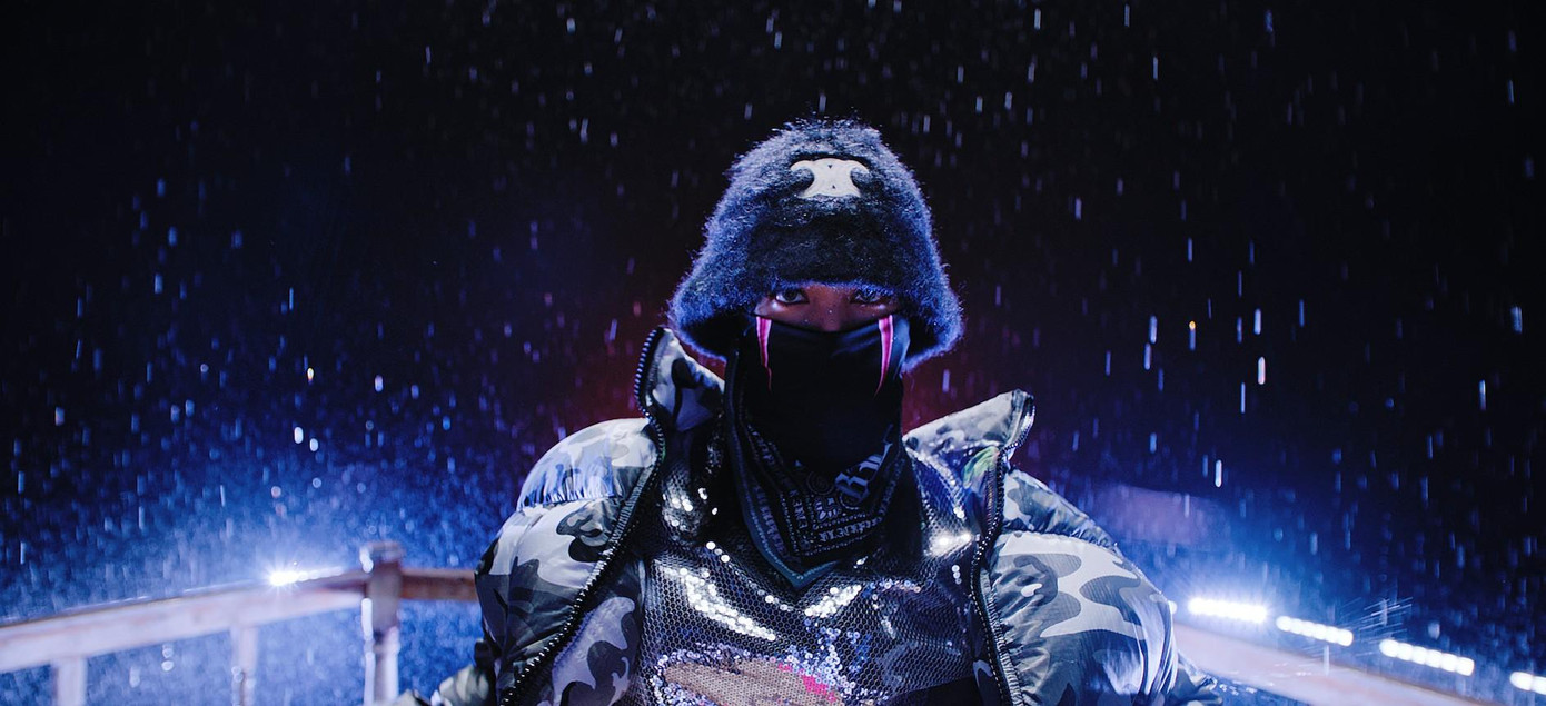 Lisa giấu mặt sau chiếc khẩu trang hình răng nanh từng được sử dụng trong loạt ảnh teaser poster. Lisa giấu mặt sau chiếc khẩu trang hình răng nanh từng được sử dụng trong loạt ảnh teaser poster.