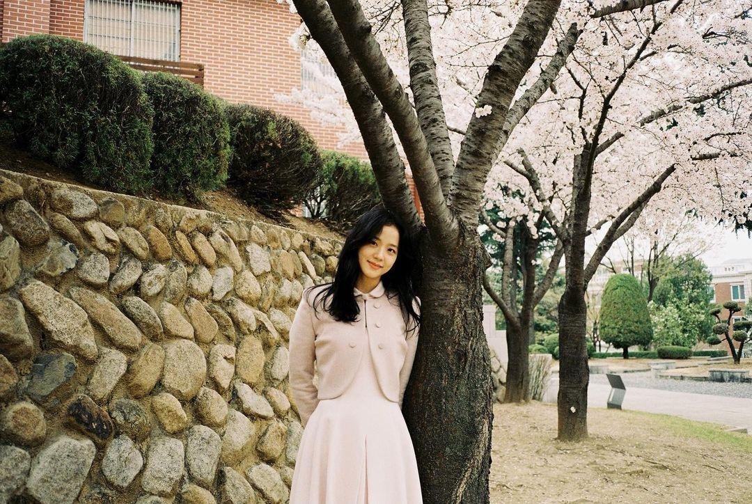 Jisoo xinh đẹp, dịu dàng dưới góc máy của Jung Hae In. Jisoo xinh đẹp, dịu dàng dưới góc máy của Jung Hae In.