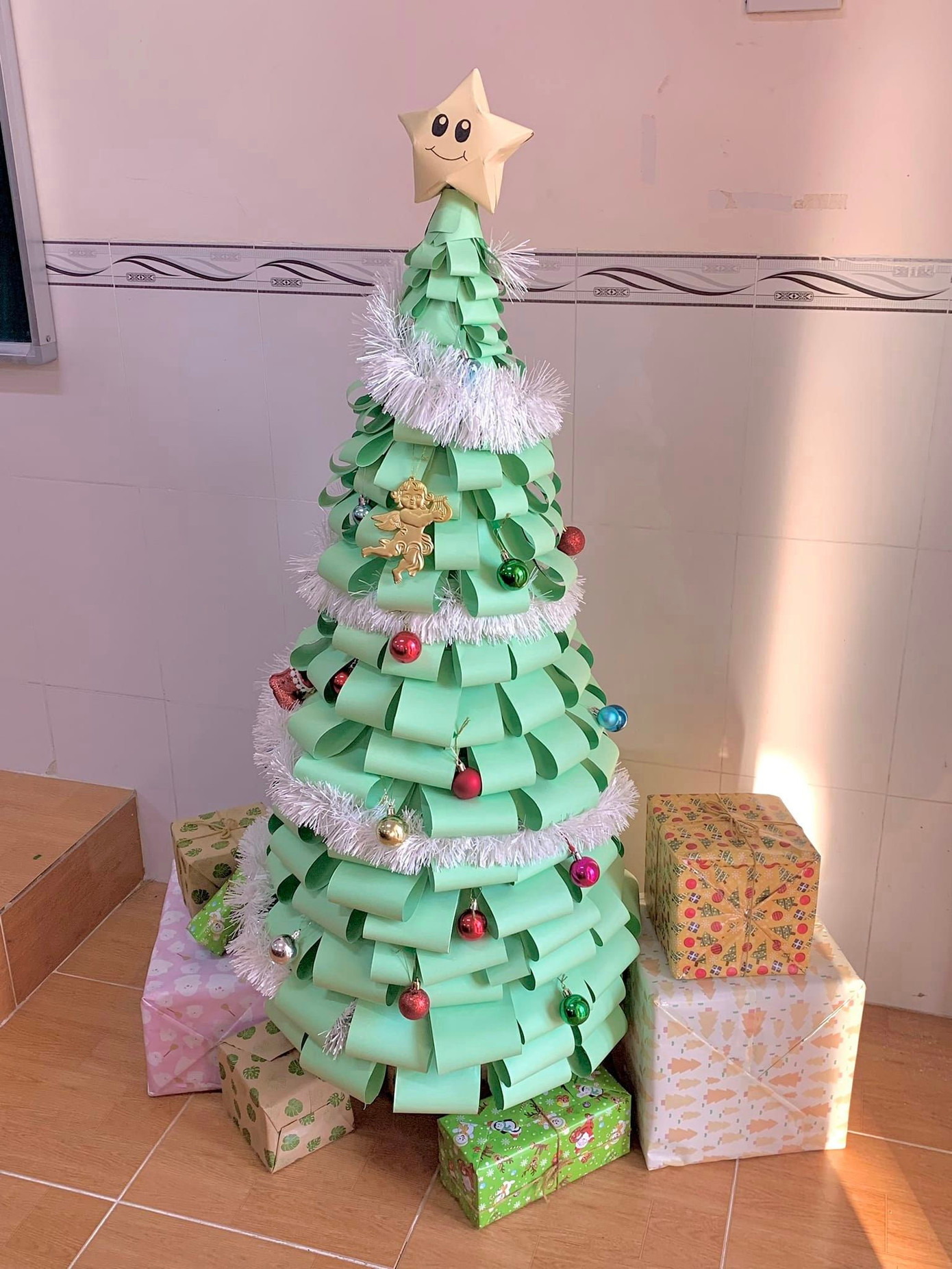 Cây thông handmade từ giấy xốp đang được teen áp dụng thực hiện ở cả phiên bản lớn và mini. - Ảnh: Sát Long Nhựt Anh