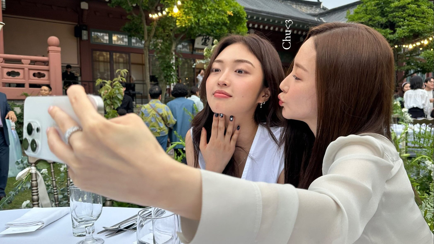 &quot;Chị dâu - em chồng&quot; Park Min Young - Choi Gyu Ri cùng selfie đáng yêu ở bàn tiệc.