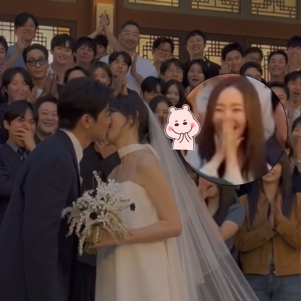 Biểu cảm vui mừng, cười tít mắt của Park Min Young khi chứng kiến cô dâu, chú rể hôn nhau được fan "thả tim" rần rần vì quá đáng yêu.