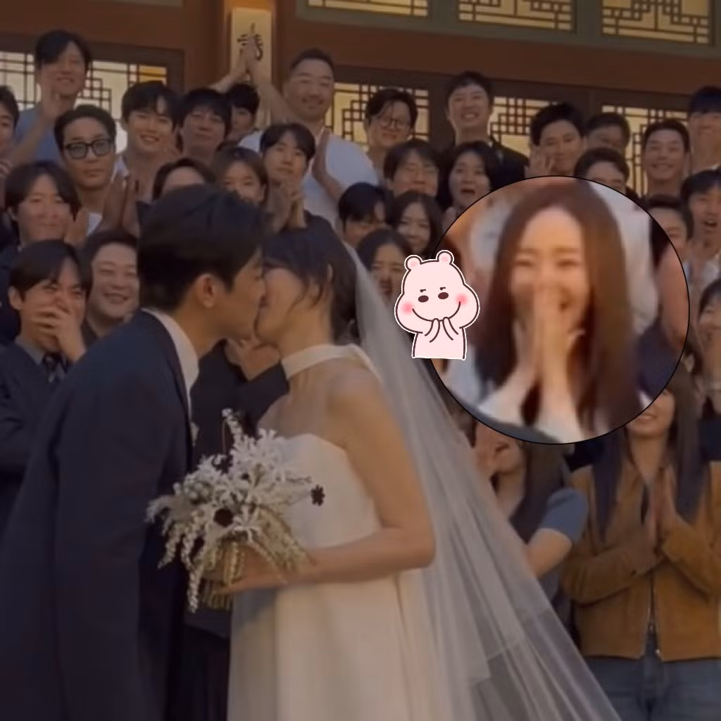 Biểu cảm vui mừng, cười tít mắt của Park Min Young khi chứng kiến cô dâu, chú rể hôn nhau được fan "thả tim" rần rần vì quá đáng yêu.