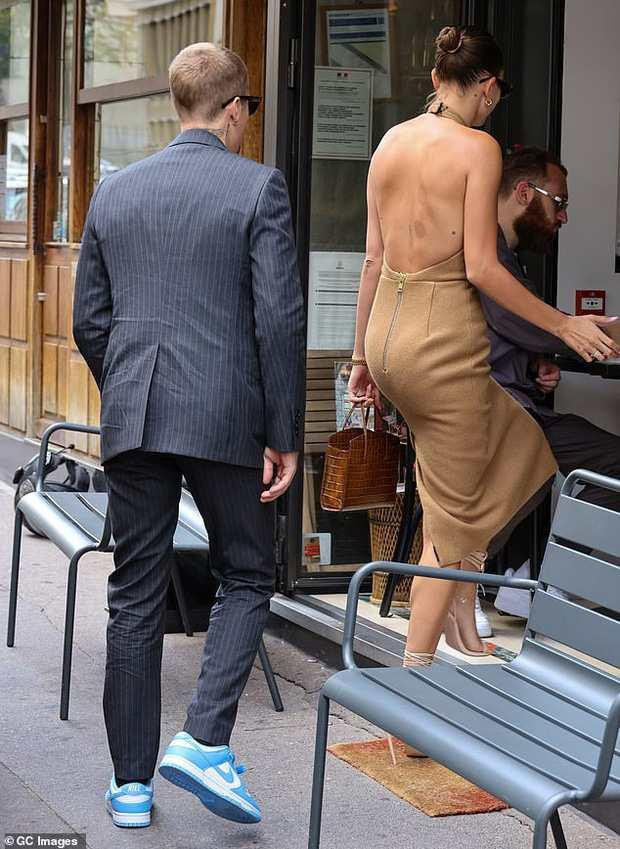 Bộ váy vô cùng tôn dáng của Hailey nhưng lại bị netizen soi ra quá hở hang và thiếu nghiêm túc khi diện kiến một nguyên thủ quốc gia. Bộ váy vô cùng tôn dáng của Hailey nhưng lại bị netizen soi ra quá hở hang và thiếu nghiêm túc khi diện kiến một nguyên thủ quốc gia.