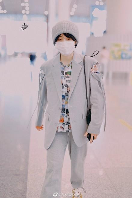 Nữ diễn viên mạnh dạn phá cách khi chọn blazer rách vai màu lông chuột cùng một chiếc áo sặc sỡ trong bộ sưu tập Xuân Hè của IBLUES.