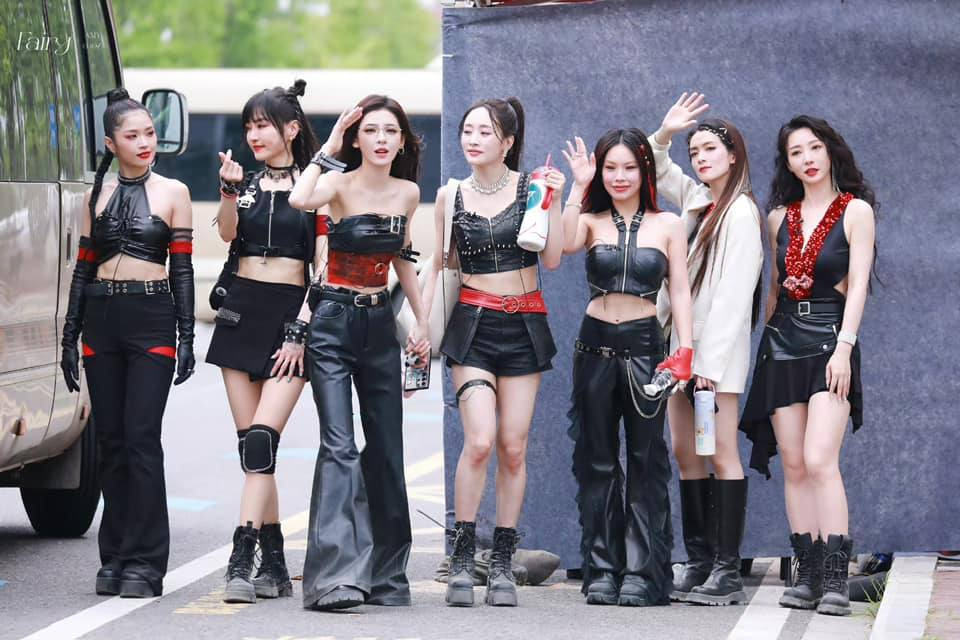 Tạo hình của đội Thêm Gió Thổi Lửa, Suni Hạ Linh (ngoài cùng bên trái).