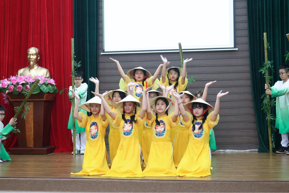 Mở đầu chương trình là loạt tiết mục lấy cảm hứng đất nước, dân tộc khiến các khán giả nhí tại hội trường không thể rời mắt.