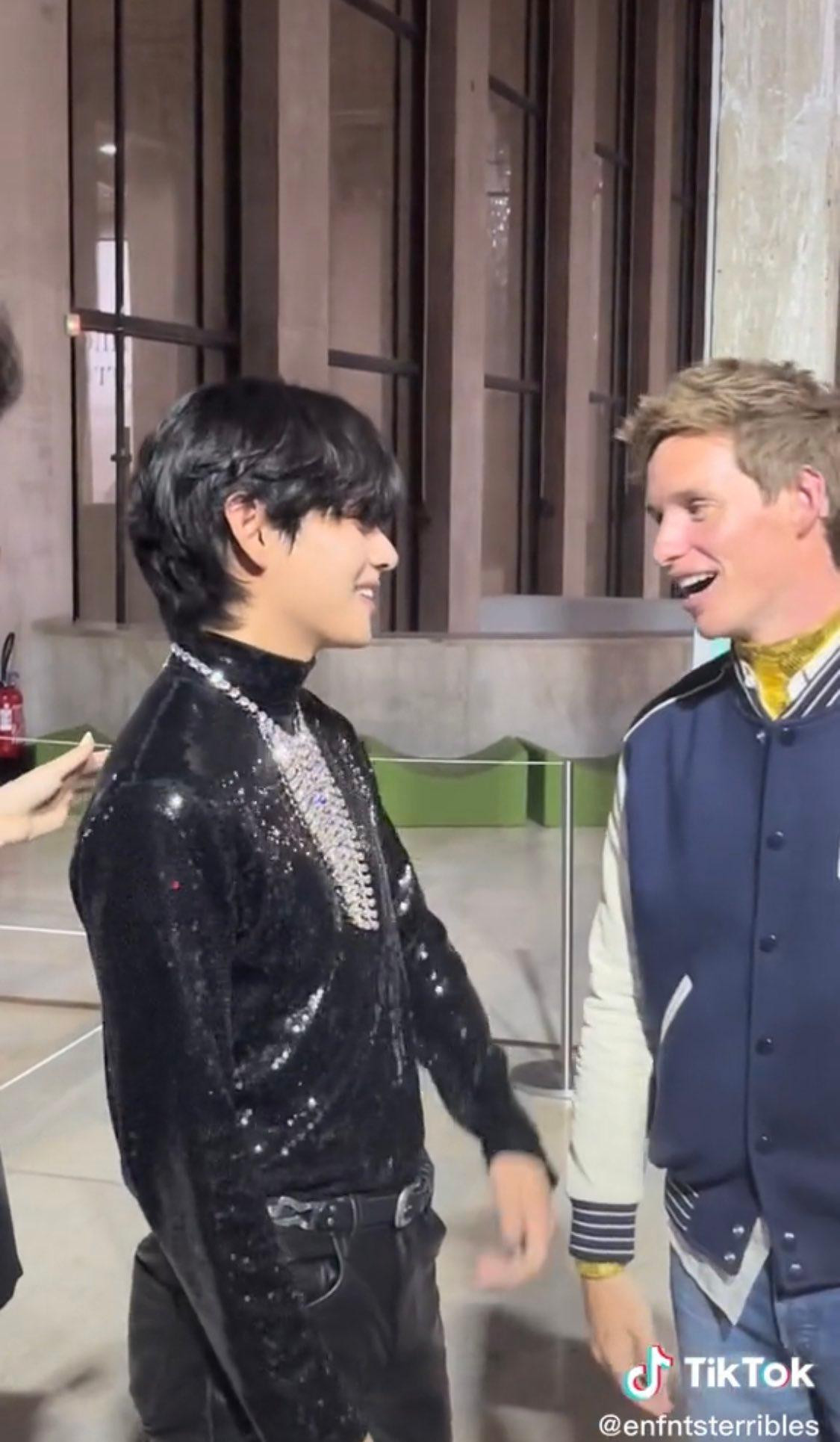 V và Eddie Redmayne có cuộc trò chuyện ngắn.