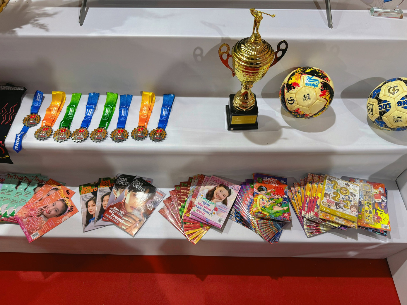 Bên cạnh các ấn phẩm nổi bật, cúp, huy chương... từ các chương trình do báo Tiền Phong tổ chức, đồng hành cũng được trưng bày tại gian trưng bày. Bên cạnh các ấn phẩm nổi bật, cúp, huy chương... từ các chương trình do báo Tiền Phong tổ chức, đồng hành cũng được trưng bày tại gian trưng bày.