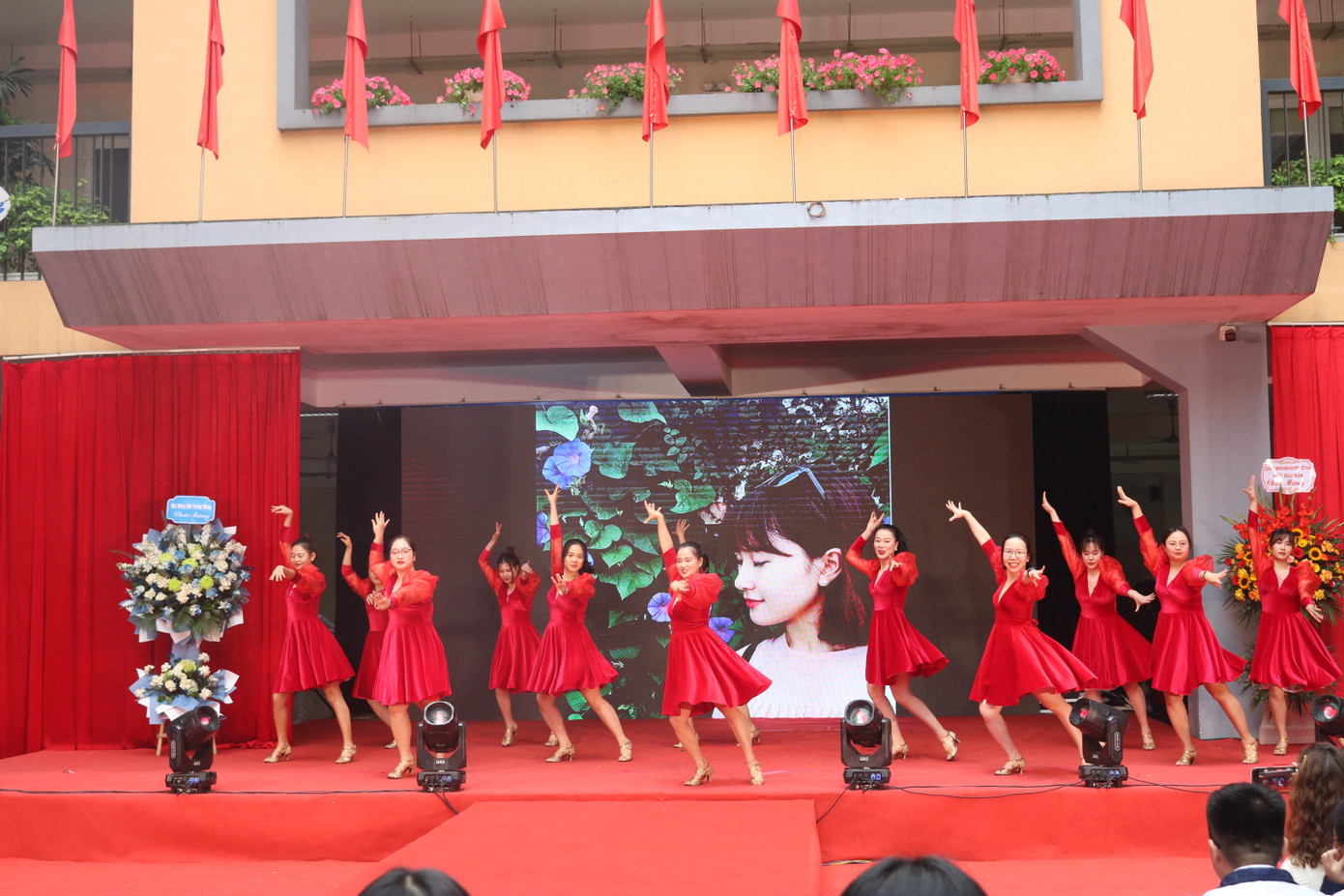 Góp phần vào không khí sôi nổi của ngày hội là phần trình diễn dancesport "Em xinh" của các cô giáo trường THCS Ngô Sĩ Liên.