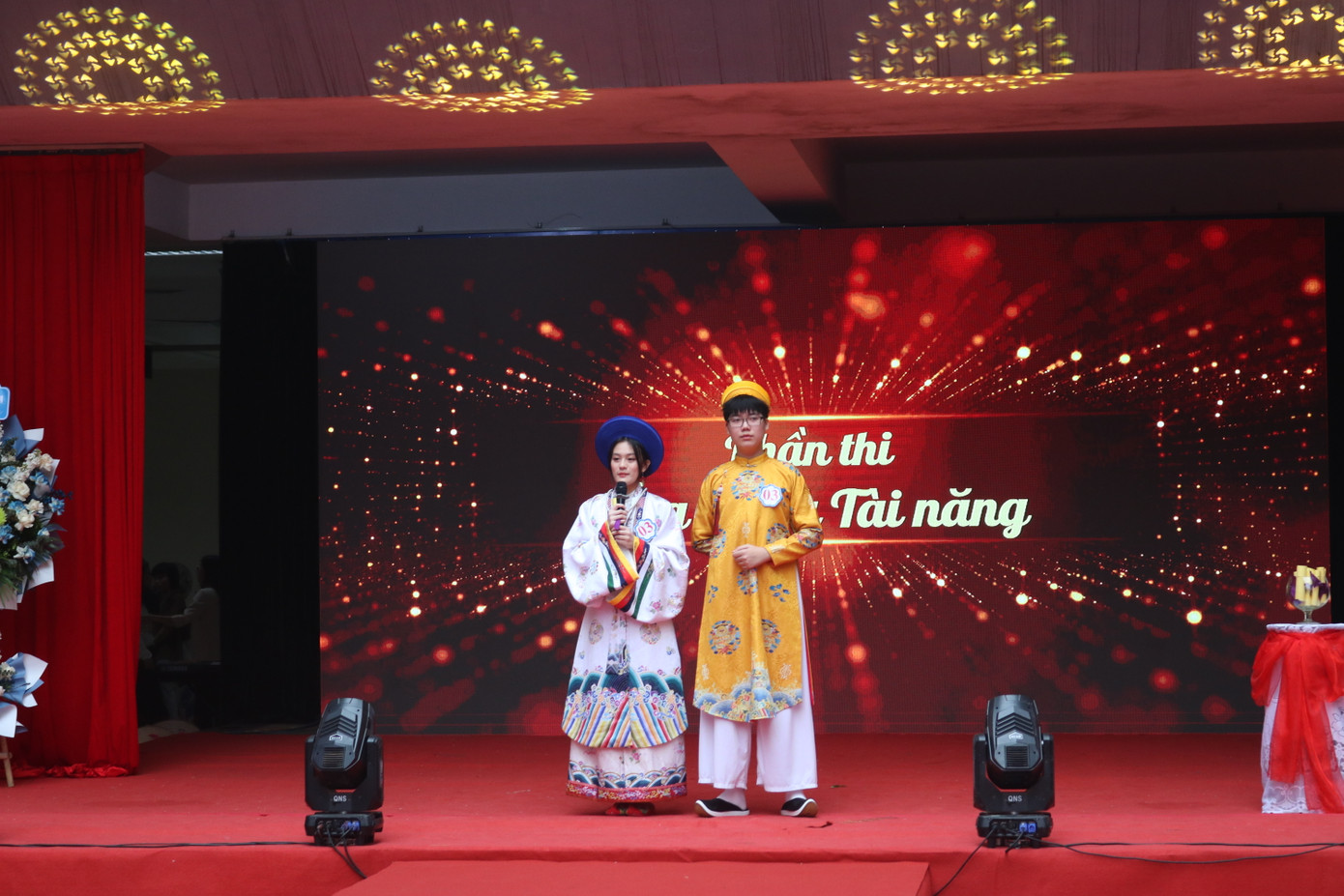 Dù có bạn hơi run, có bạn hơi bối rối nhưng những câu trả lời đều được đưa ra gọn gàng và đúng trọng tâm.