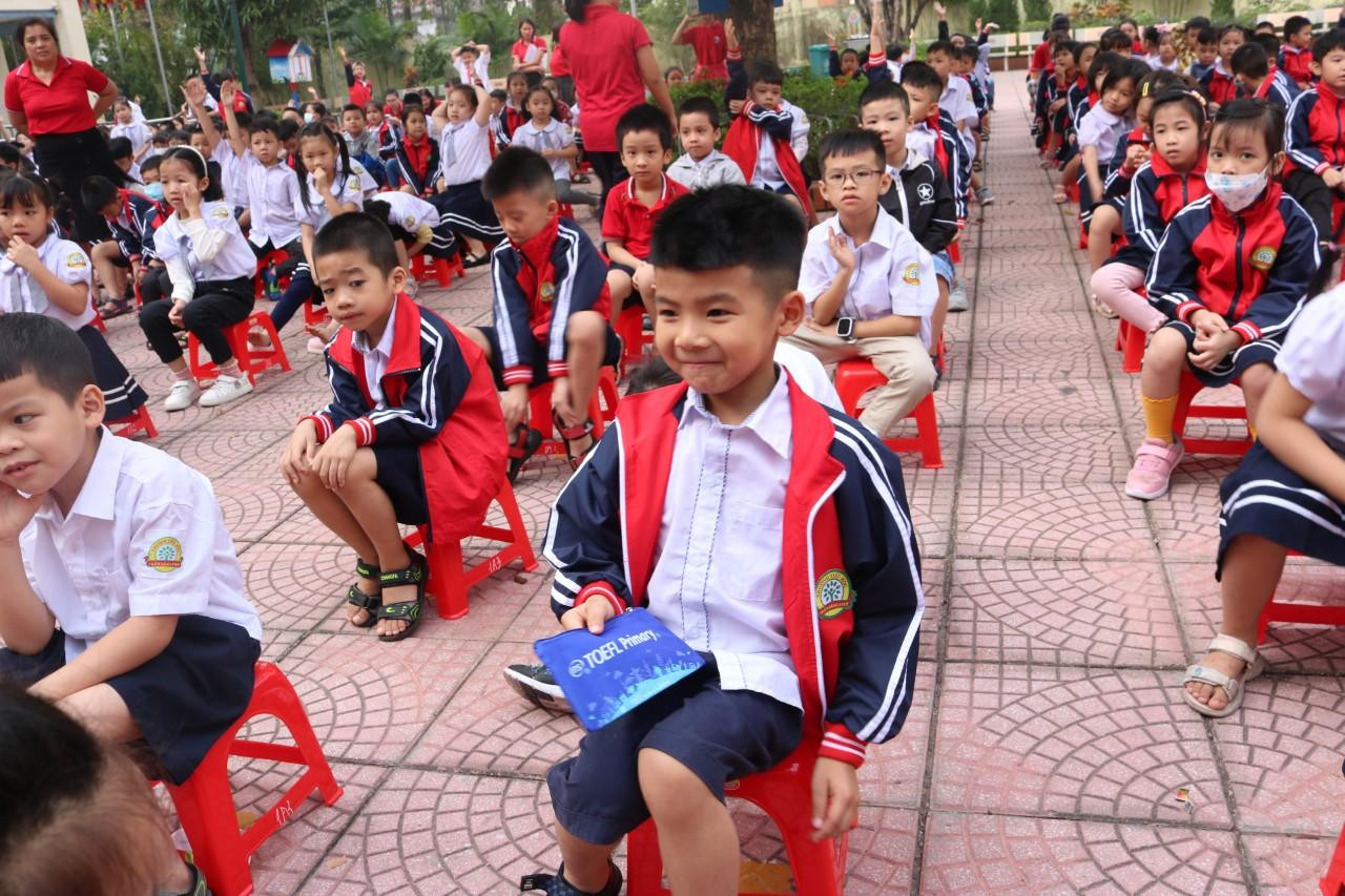 Cậu bạn Đức Anh (lớp 1A3) cũng không giấu được sự thích thú khi giành được phần quà. Cậu bạn Đức Anh (lớp 1A3) cũng không giấu được sự thích thú khi giành được phần quà.