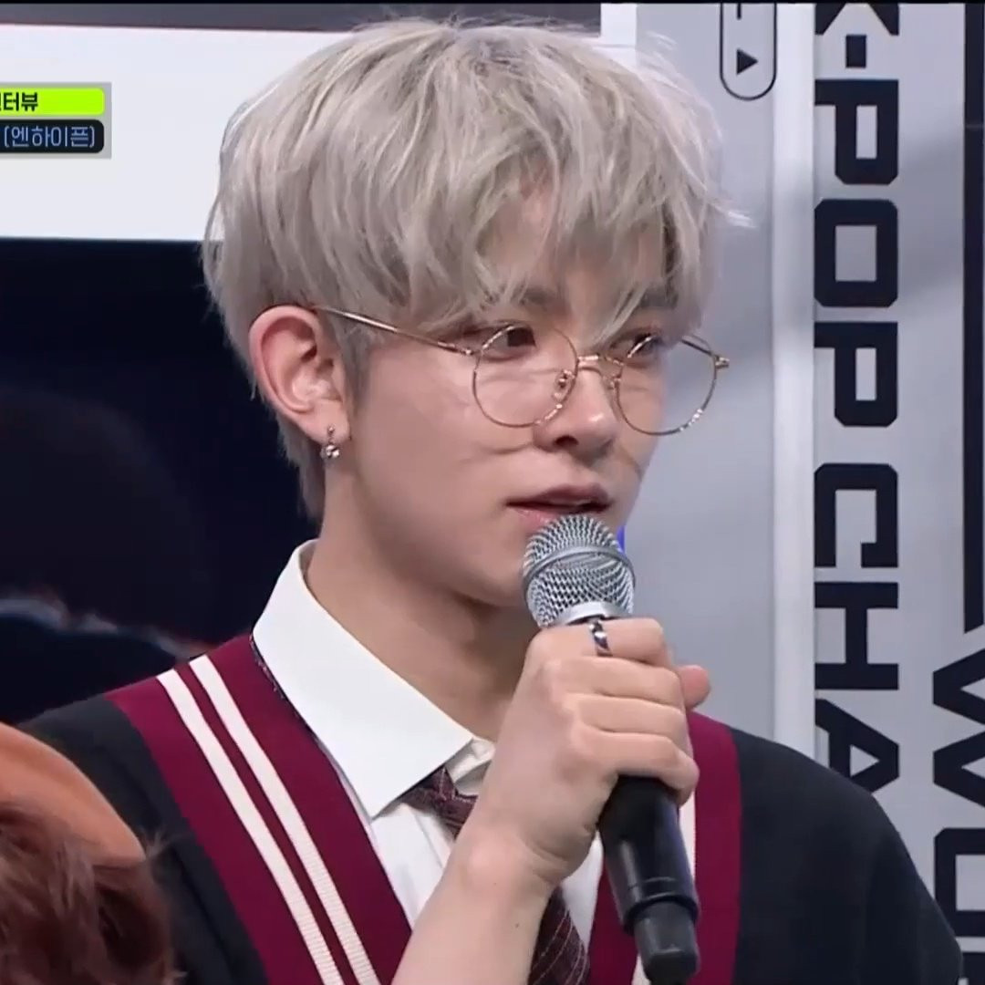 Bức ảnh gốc của "mỹ nam Siêu Trí Tuệ" Hồng Xuân, vốn là một bức ảnh chụp lại khi Heeseung đang trả lời phỏng vấn trong chương trình âm nhạc M Countdown. Bức ảnh gốc của "mỹ nam Siêu Trí Tuệ" Hồng Xuân, vốn là một bức ảnh chụp lại khi Heeseung đang trả lời phỏng vấn trong chương trình âm nhạc M Countdown.