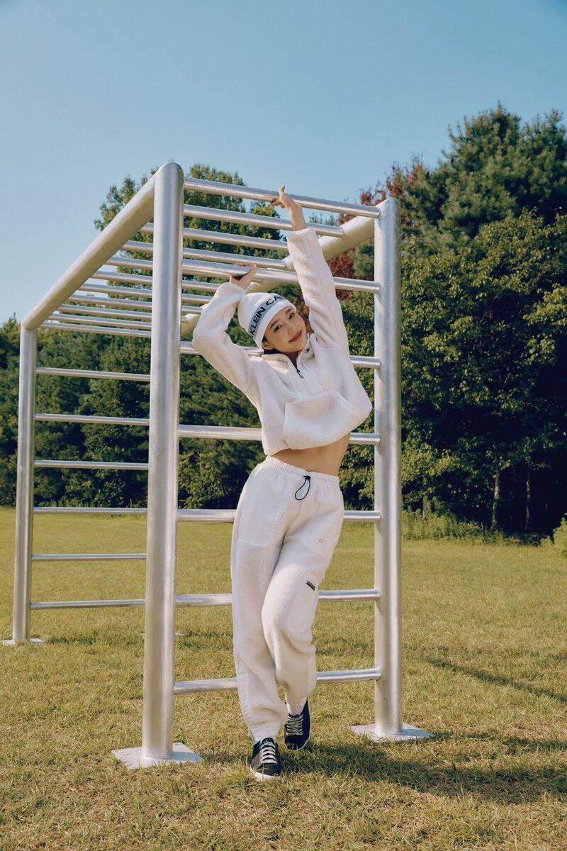 Ở loạt ảnh quảng cáo khác, Joy vẫn được xây dựng hình tượng tươi tắn, năng động, khỏe khoắn với đồ nỉ phối cùng giày thể thao, mũ beanie. Mỹ nhân của Red Velvet cũng thường sử dụng lối trang điểm tông nude khi quảng cáo cho Calvin Klein. Ở loạt ảnh quảng cáo khác, Joy vẫn được xây dựng hình tượng tươi tắn, năng động, khỏe khoắn với đồ nỉ phối cùng giày thể thao, mũ beanie. Mỹ nhân của Red Velvet cũng thường sử dụng lối trang điểm tông nude khi quảng cáo cho Calvin Klein.