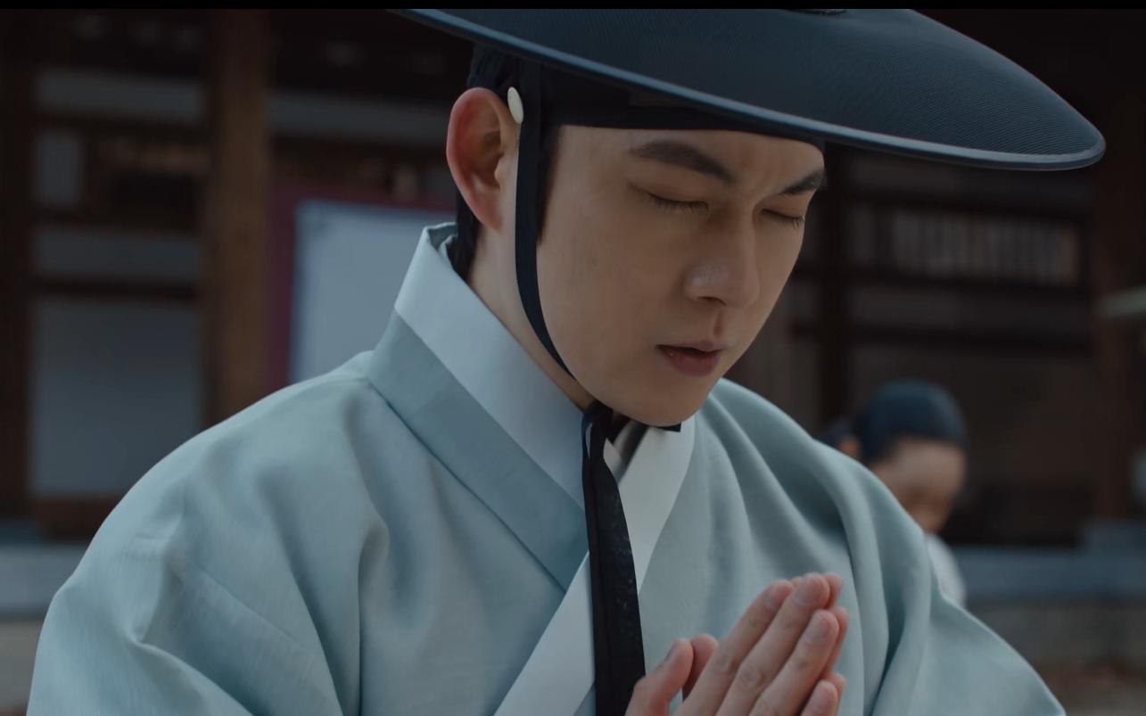 Lee Hwa Seong được đưa vào cung theo dẫn dắt của Thượng thư, rốt cuộc vị công tử này sẽ là "con cờ" đi như thế nào trong tay ông ta? Lee Hwa Seong được đưa vào cung theo dẫn dắt của Thượng thư, rốt cuộc vị công tử này sẽ là "con cờ" đi như thế nào trong tay ông ta?