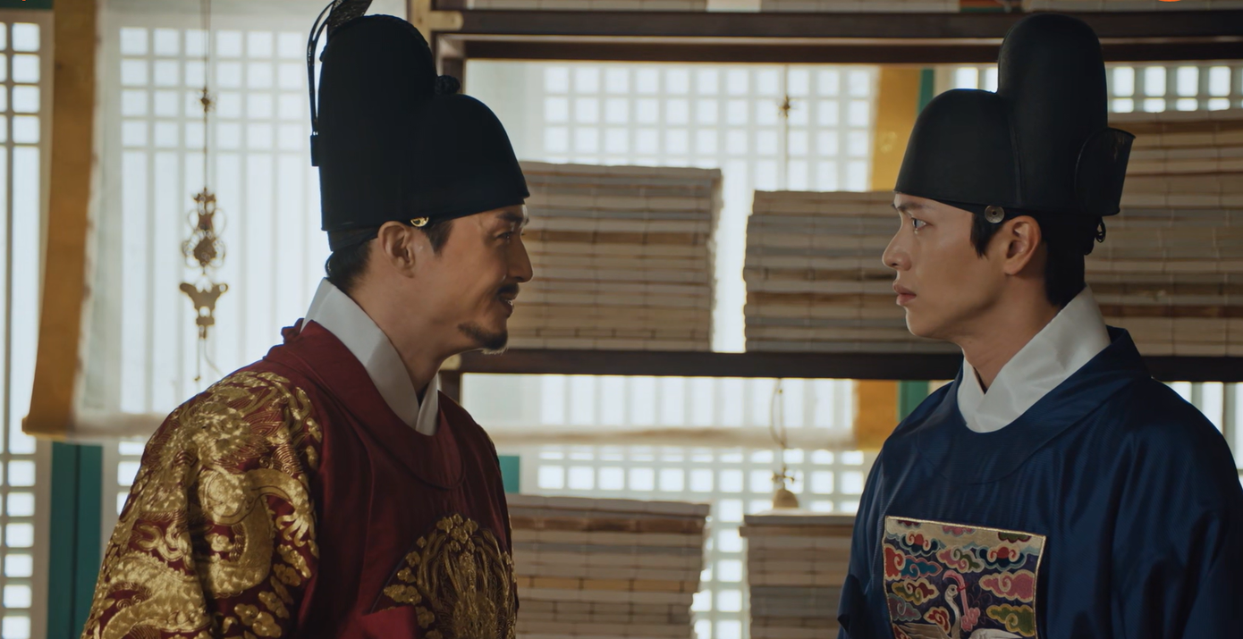 Trong khi Gang Cheol tức giận đi tìm Lee Sung "hỏi tội" vì sao lại nói chuyện quá khứ cho Yeo Ri biết, thì Bệ hạ cười khoái chí khi chắc chắn ác thần đã yêu, lo lắng quá mức cho pháp sư mà còn ra vẻ. Trong khi Gang Cheol tức giận đi tìm Lee Sung "hỏi tội" vì sao lại nói chuyện quá khứ cho Yeo Ri biết, thì Bệ hạ cười khoái chí khi chắc chắn ác thần đã yêu, lo lắng quá mức cho pháp sư mà còn ra vẻ.