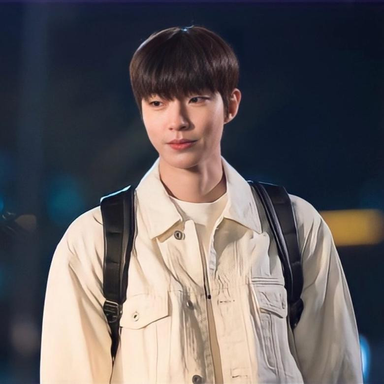 Màn chuyển biến rõ nét từ "trai hư" sang "trai ngoan" của Hwang In Yeop là một điểm khiến Why Her? càng trở nên đáng trông đợi. Màn chuyển biến rõ nét từ "trai hư" sang "trai ngoan" của Hwang In Yeop là một điểm khiến Why Her? càng trở nên đáng trông đợi.