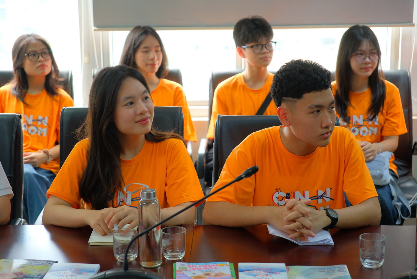 Teen CNN Zoom tìm hiểu về các ấn phẩm của Sinh viên Việt Nam, Hoa Học Trò, đặt câu hỏi về kỹ năng, tương lai của báo chí, truyền thông. Teen CNN Zoom tìm hiểu về các ấn phẩm của Sinh viên Việt Nam, Hoa Học Trò, đặt câu hỏi về kỹ năng, tương lai của báo chí, truyền thông.