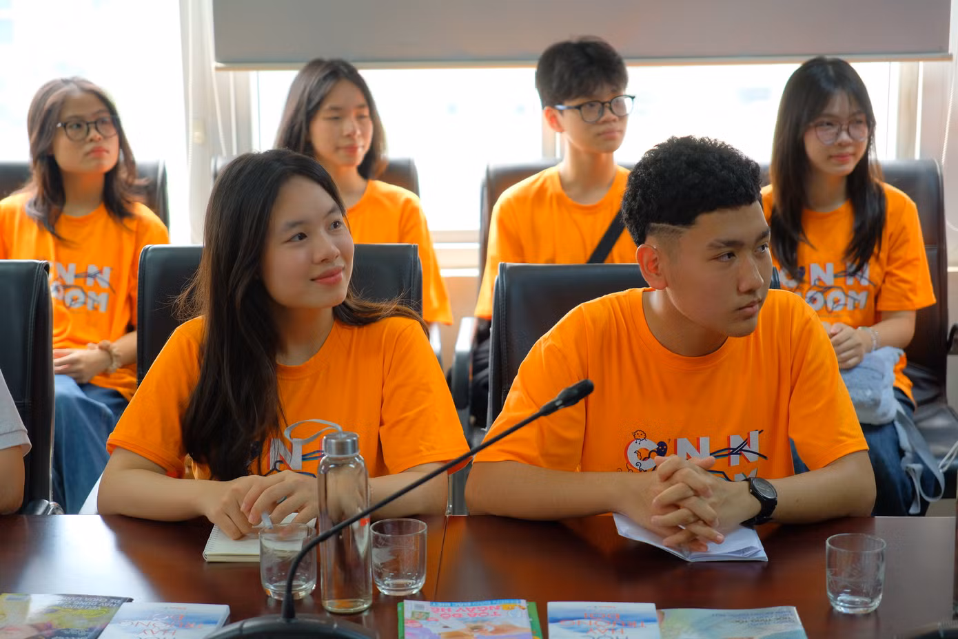 Teen CNN Zoom tìm hiểu về các ấn phẩm của Sinh viên Việt Nam, Hoa Học Trò, đặt câu hỏi về kỹ năng, tương lai của báo chí, truyền thông.