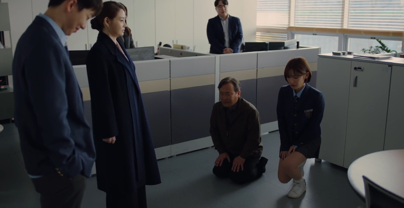 Kết tập 1 là cảnh Jena nhìn thấy Hye In và bố phải quỳ xin một gia đình khác dù cô bị vu oan gây ra bạo lực học đường. Kết tập 1 là cảnh Jena nhìn thấy Hye In và bố phải quỳ xin một gia đình khác dù cô bị vu oan gây ra bạo lực học đường.