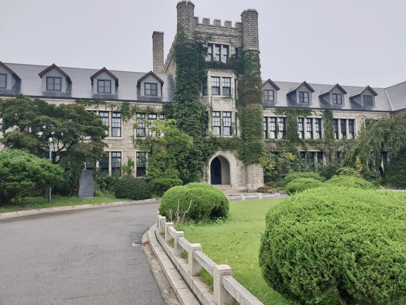 Trường Trung học Choong Ang gây ấn tượng khi "thay áo" theo mùa nhờ các cây leo bám lên tường. Trường Trung học Choong Ang gây ấn tượng khi "thay áo" theo mùa nhờ các cây leo bám lên tường.