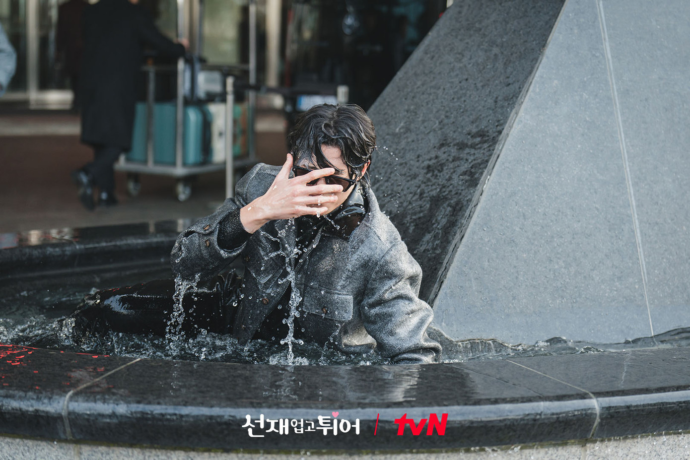 Bị "ủn mông" ngã ướt nhẹp, nhưng thân là siêu sao phải giữ hình tượng, gặp fan là Ryu Sun Jae bật ngay chế độ bảnh trai. Bị "ủn mông" ngã ướt nhẹp, nhưng thân là siêu sao phải giữ hình tượng, gặp fan là Ryu Sun Jae bật ngay chế độ bảnh trai.