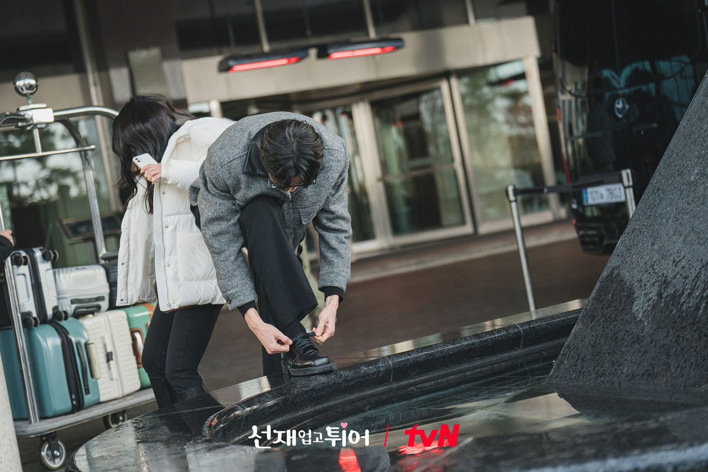 Bị "ủn mông" ngã ướt nhẹp, nhưng thân là siêu sao phải giữ hình tượng, gặp fan là Ryu Sun Jae bật ngay chế độ bảnh trai. Bị "ủn mông" ngã ướt nhẹp, nhưng thân là siêu sao phải giữ hình tượng, gặp fan là Ryu Sun Jae bật ngay chế độ bảnh trai.