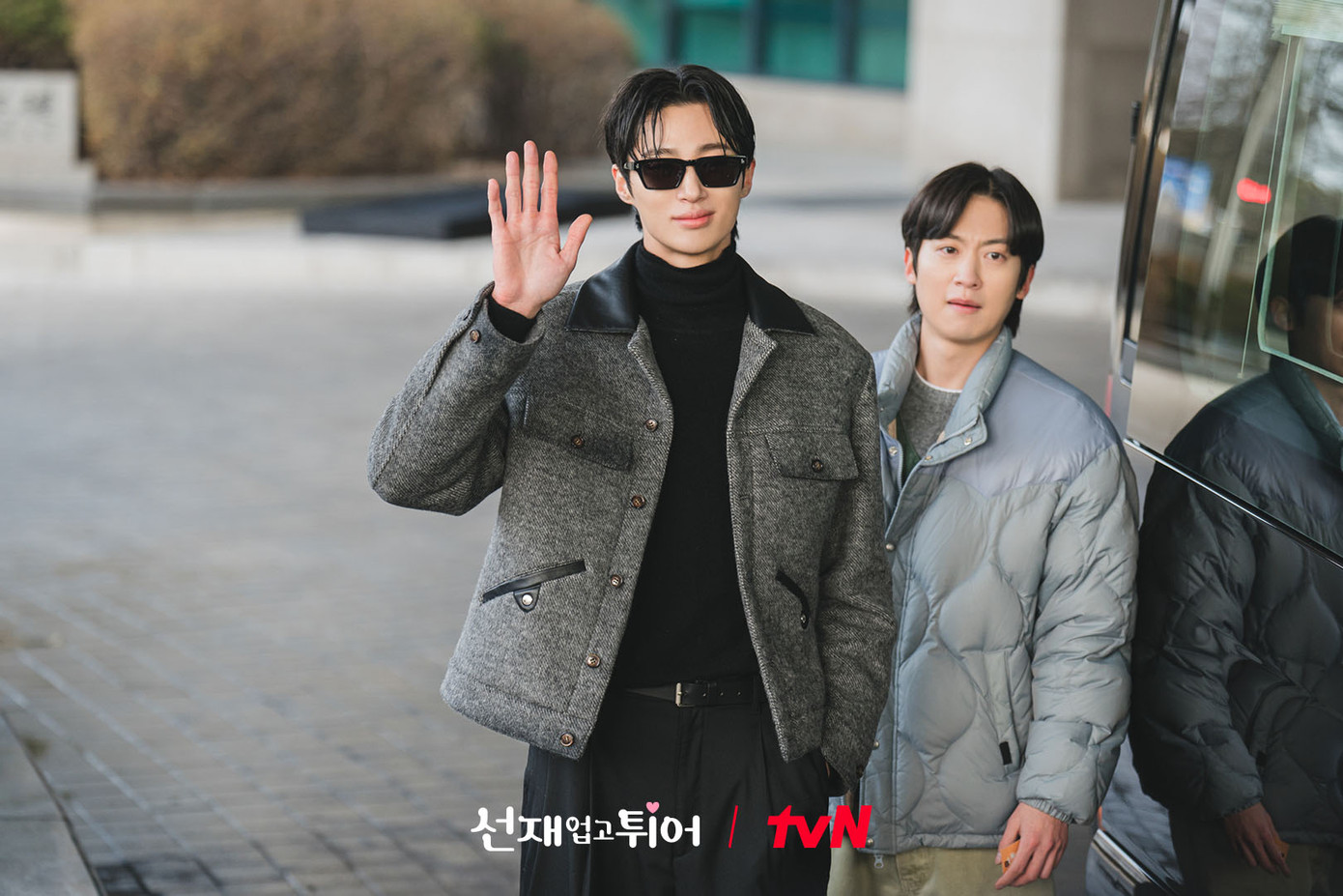 Bị "ủn mông" ngã ướt nhẹp, nhưng thân là siêu sao phải giữ hình tượng, gặp fan là Ryu Sun Jae bật ngay chế độ bảnh trai. Bị "ủn mông" ngã ướt nhẹp, nhưng thân là siêu sao phải giữ hình tượng, gặp fan là Ryu Sun Jae bật ngay chế độ bảnh trai.